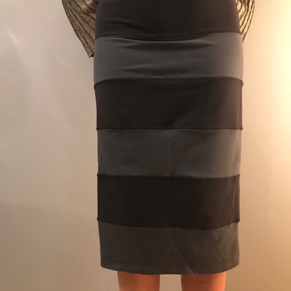 Lululemon Yoga Over Black & Grey Stripped Skirt 4